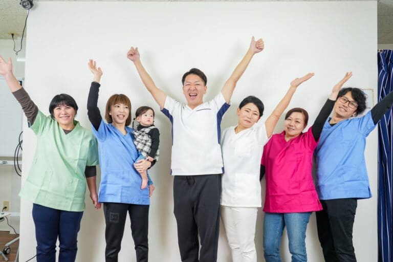 笑顔で歩いている女性の様子