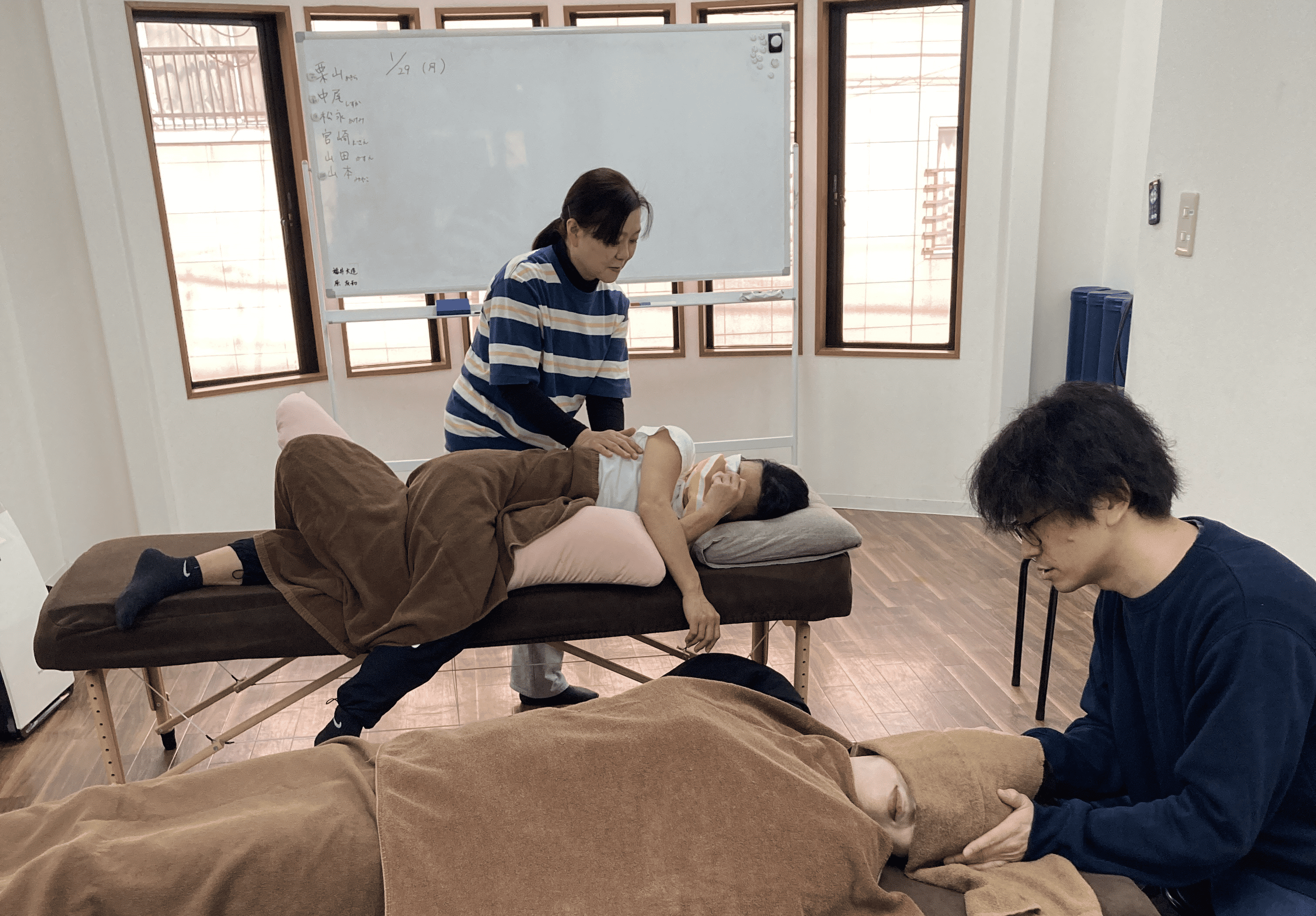 少人数で実技指導を受ける様子