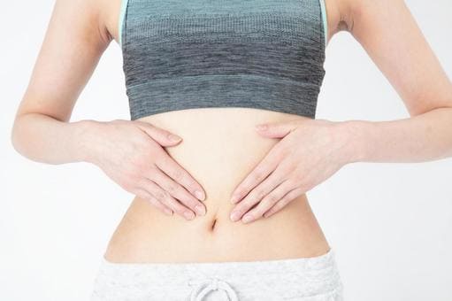 医師が患者の手を優しく触れながら診察している様子